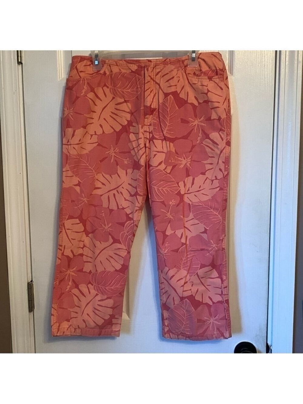 Size 8 Abercrombie & Fitch women’s pink palm leaf and hibiscus pattern capris